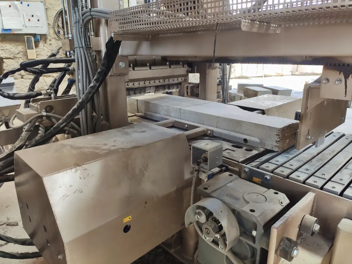 Automated stone slab splitting with centering and pushing unit