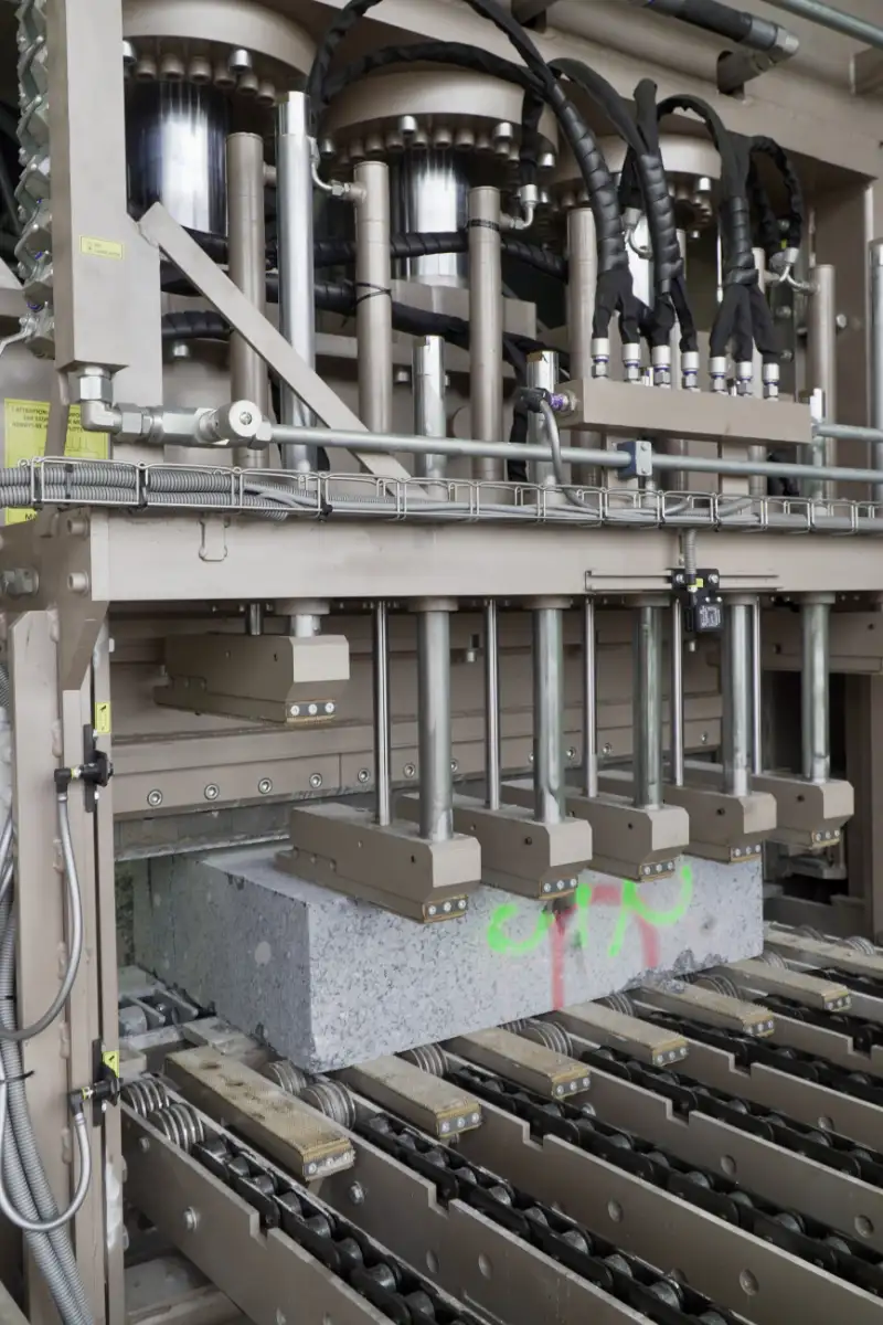 Automatic sawn stone slabs splitting with gripper unit, ideal for only top and bottom sawn side