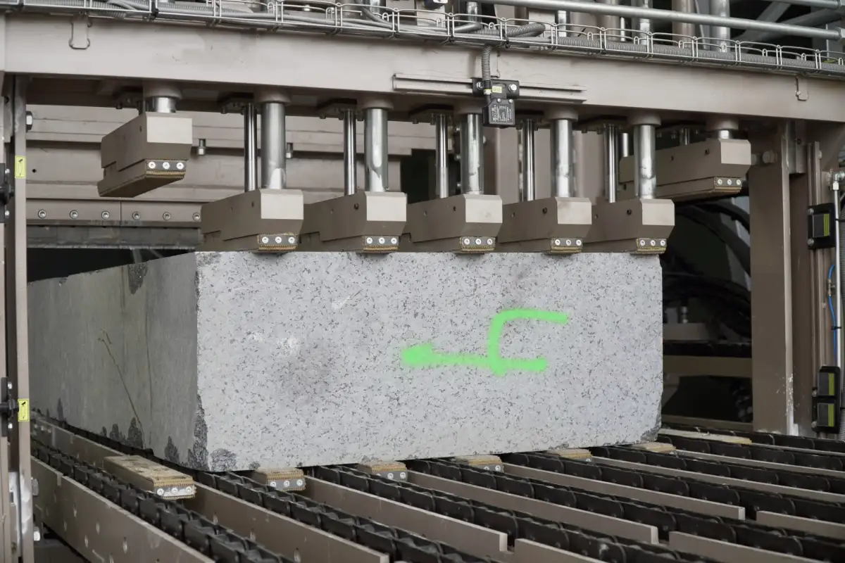 Gripping unit for stone slabs splitting, works well wide slabs which are sawn from at least 2 sides