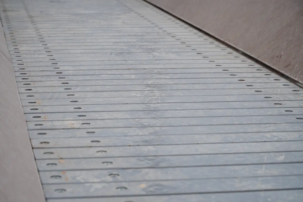 Steel slate conveyor for stone splitter