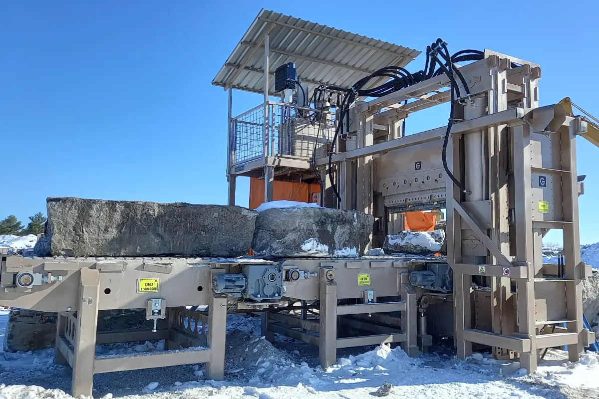 Large stone blocks splitter (guillotine) for armour stones and wall stones