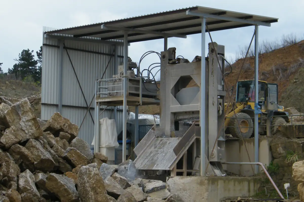 Stand alone large stone blocks splitter, operated using remote control from wheel loader