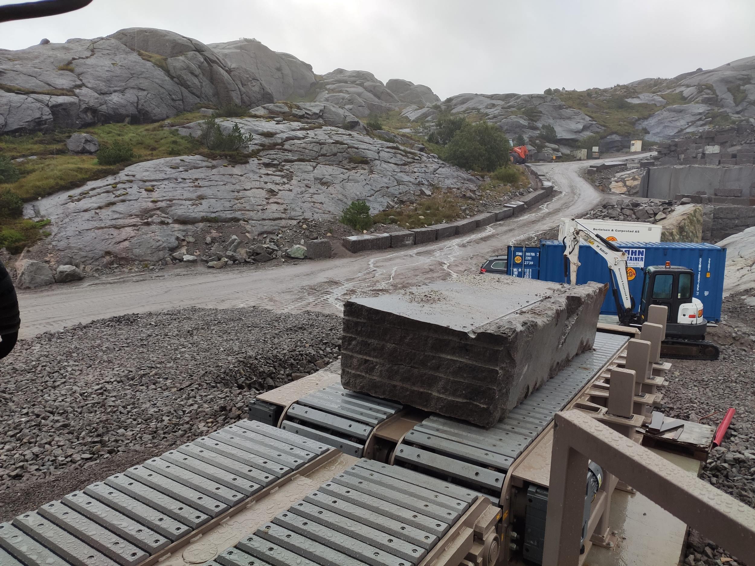 Large stone blocks splitting line - heavy conveyor